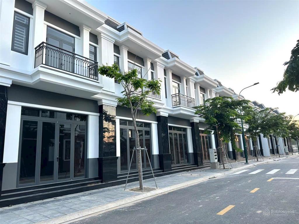 Nhà xây sẵn hòa lợi, 1 trệt 1 lầu, trả trước 720tr, nhận nhà ngay, ck 4%
