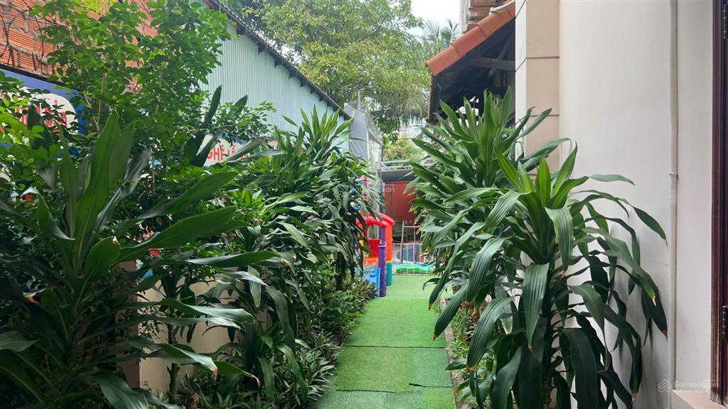 Biệt thự vườn  gần 1000m²  trệt 2 lầu  đối diện đh thủ dầu một