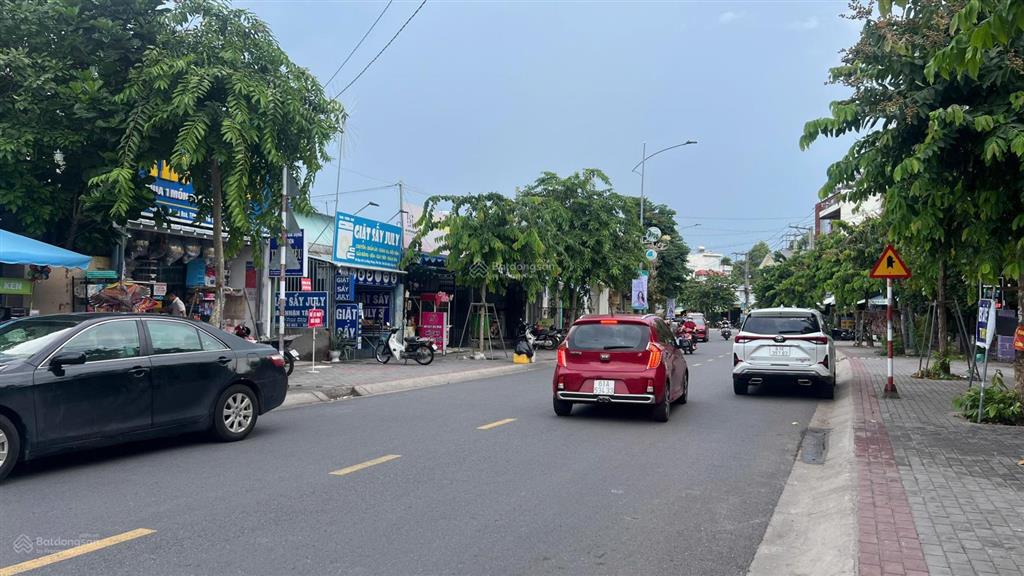 Biệt thự vườn  gần 1000m²  trệt 2 lầu  đối diện đh thủ dầu một