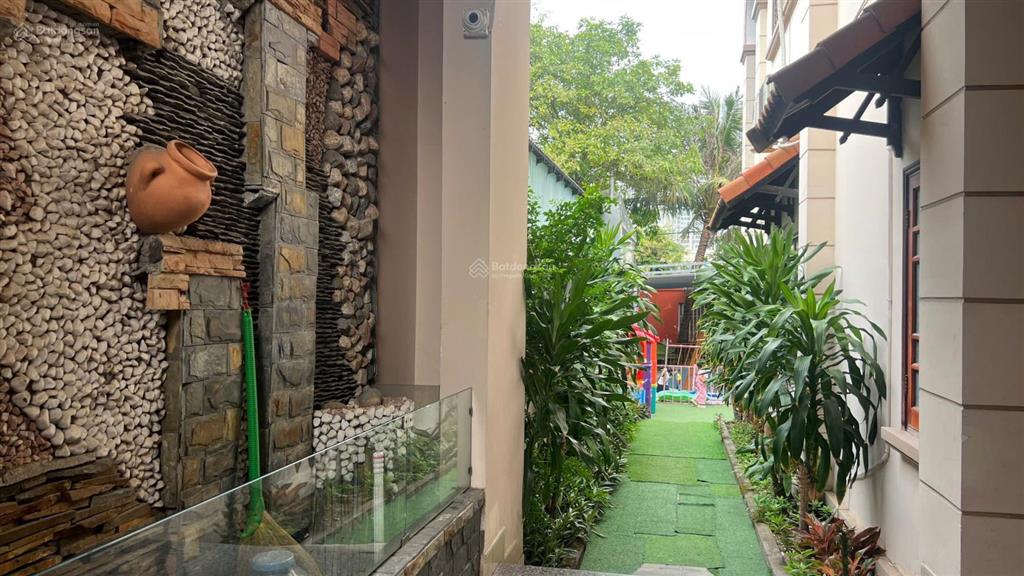 Biệt thự vườn  gần 1000m²  trệt 2 lầu  đối diện đh thủ dầu một