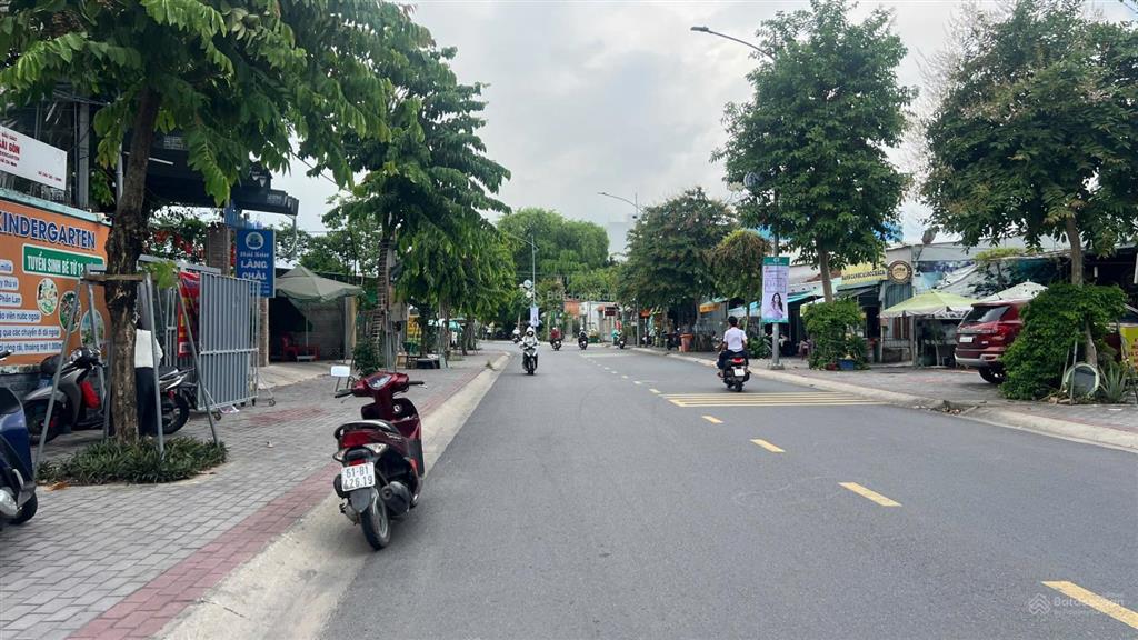 Biệt thự vườn  gần 1000m²  trệt 2 lầu  đối diện đh thủ dầu một
