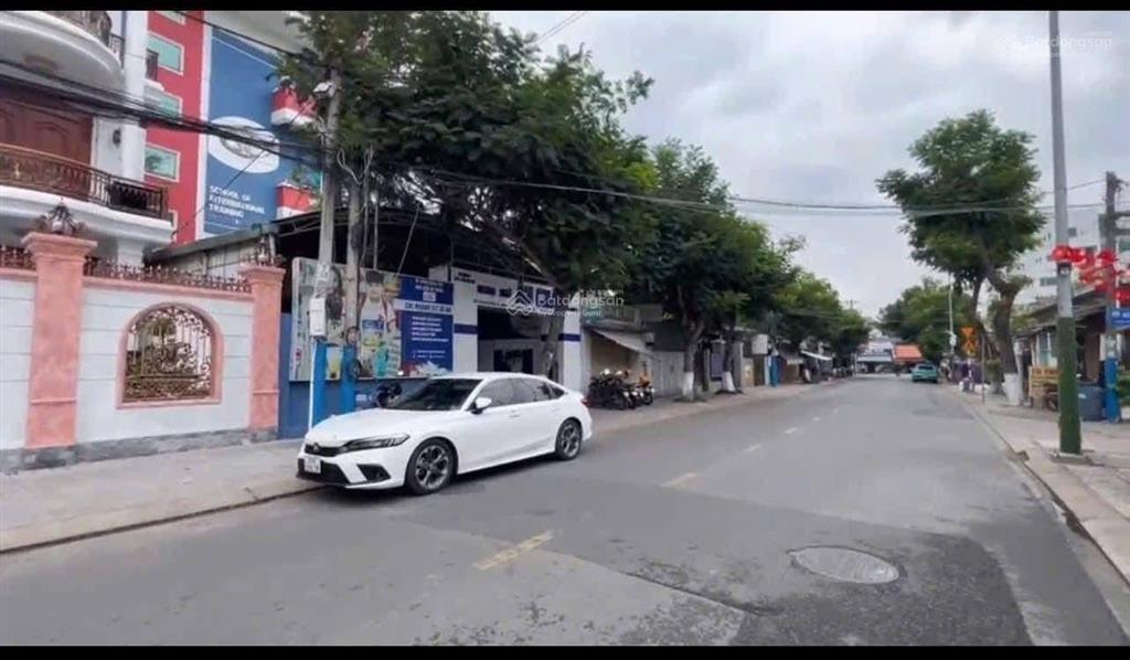 Toà nhà 4 tầng 400m2 ngang 10m đang cho thuê trung tâm ngoại ngữ ngay cụm trường học dĩ an