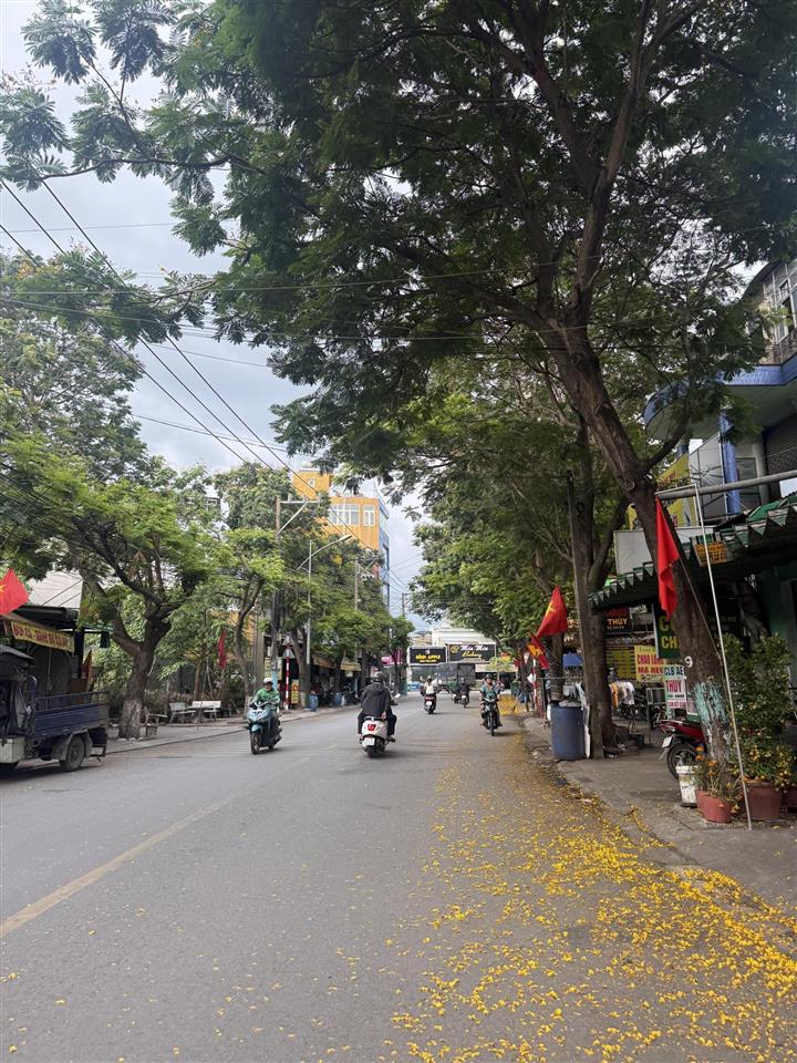 Mt ngang 9m vị trí kinh doanh mt phạm hữu lầu ngay cổng chung cư và trường học dĩ an giá cần ra gấp