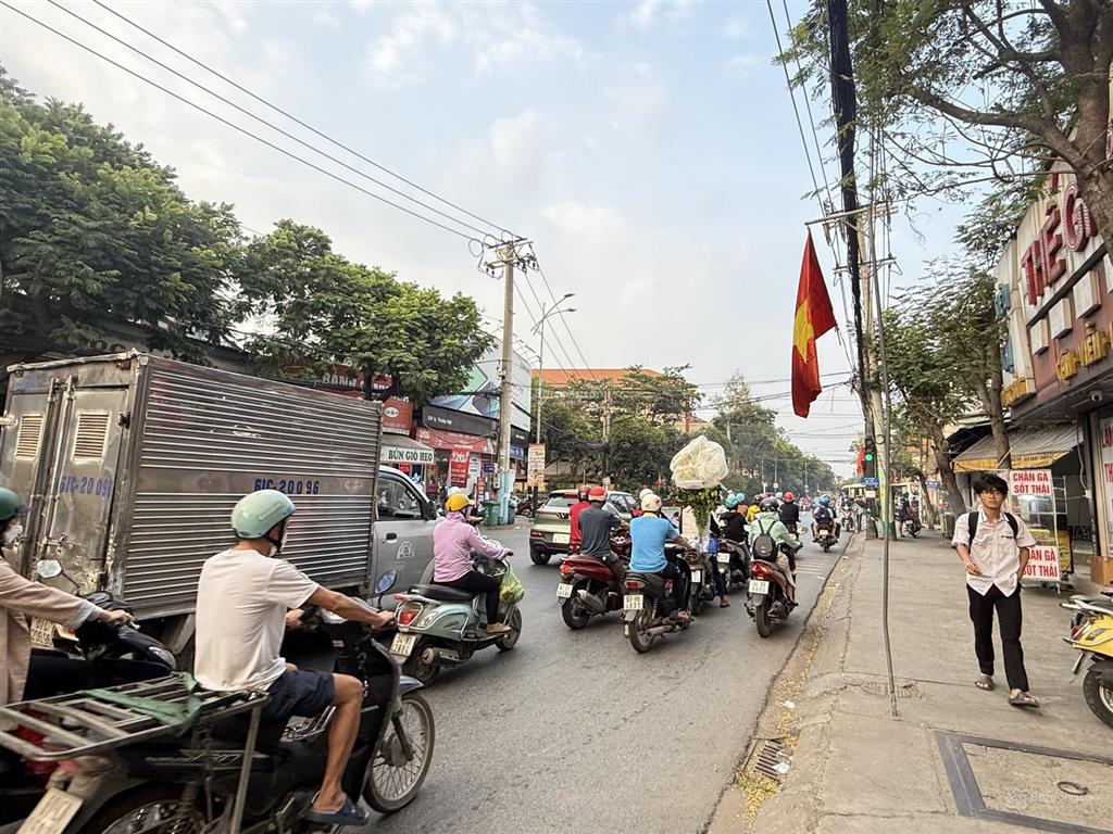 Mt ngang 9m vị trí kinh doanh mt phạm hữu lầu ngay cổng chung cư và trường học dĩ an giá cần ra gấp