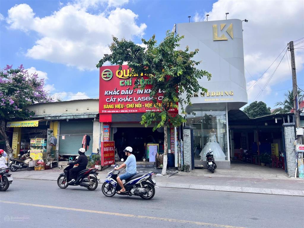 Bđs 3 mặt tiền đường nhựa mt trần hưng đạo p. đông hoà. dt 370m2 ngang 7m shr