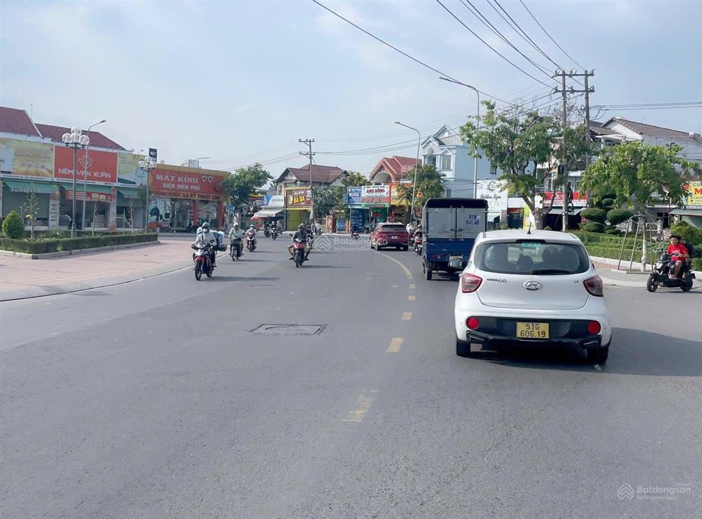 Bđs 3 mặt tiền đường nhựa mt trần hưng đạo p. đông hoà. dt 370m2 ngang 7m shr