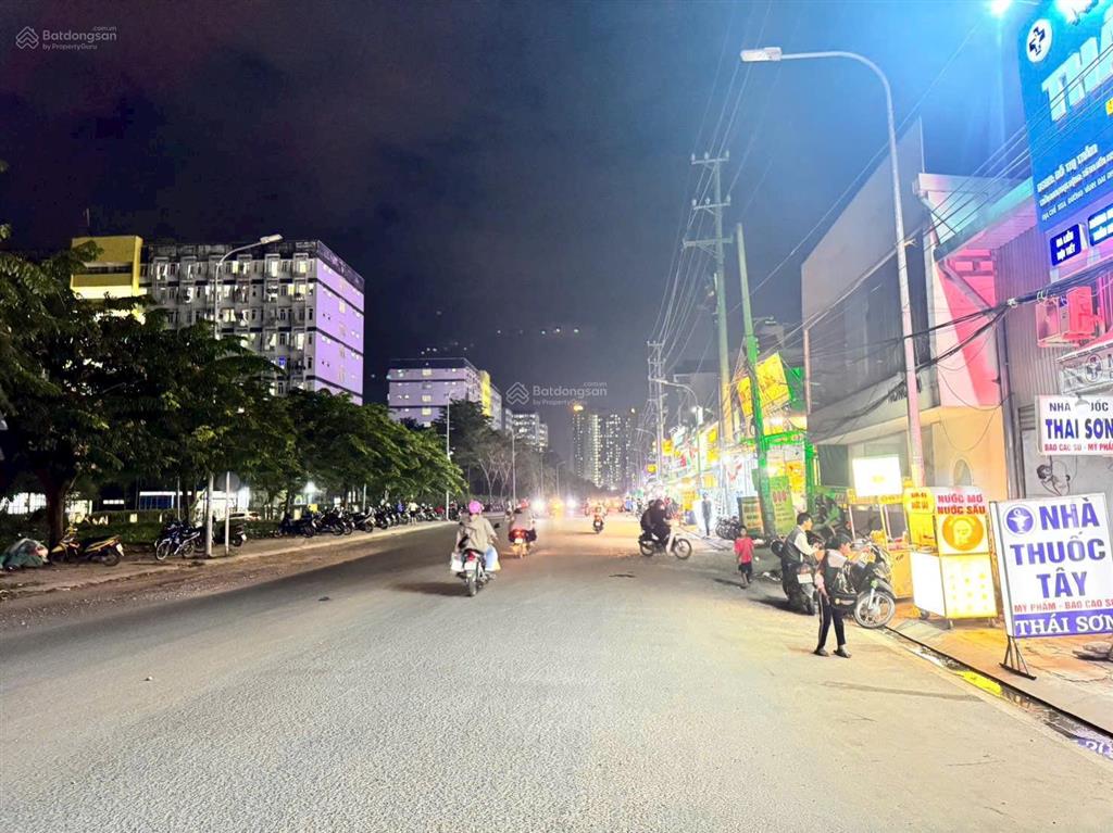 Mặt tiền lương định của mt vành đai đại học quốc gia đối diện khu b ký túc xá