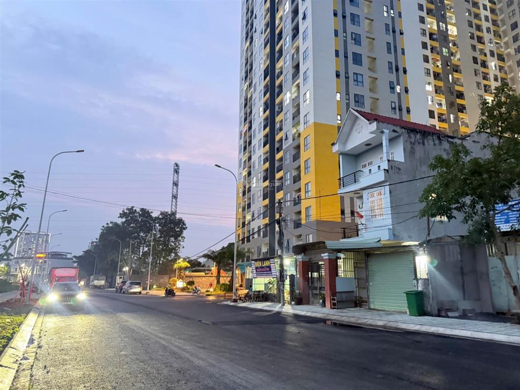 Đất xây căn hộ dịch vụ sát khu b đại học quốc giá mặt tiền 37m sổ riêng 388m2 xây đc 7 tầng