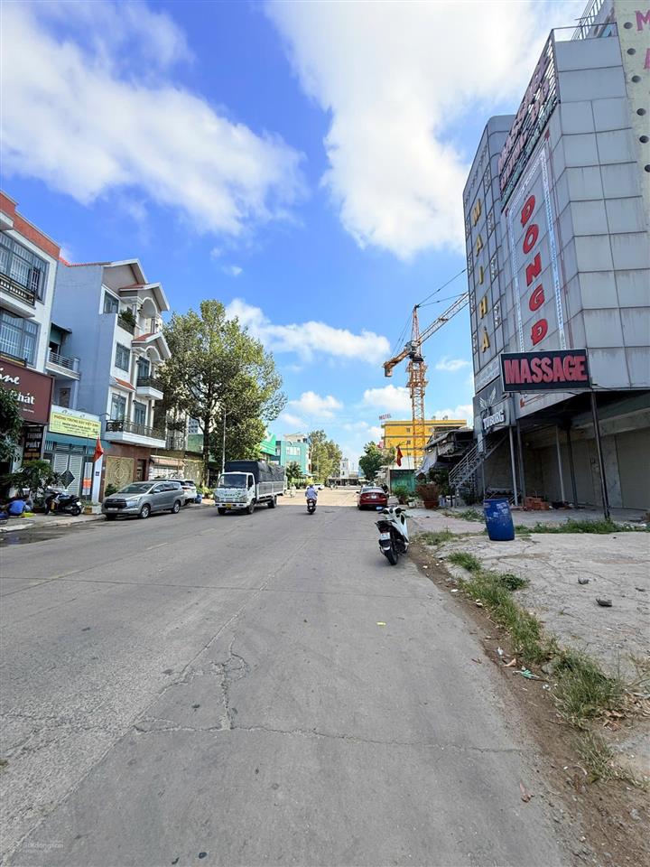 Hàng hiếm, ngang 10m ngay cổng 2 chung cư lớn phúc an 550 dĩ an vị trí đẹp hiếm bán