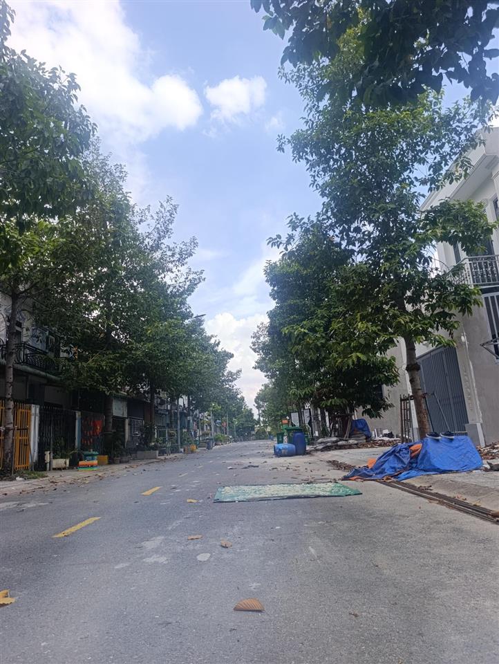 Bán nhà chính chủ, dọn vào ở ngay, sát kcn vsip3