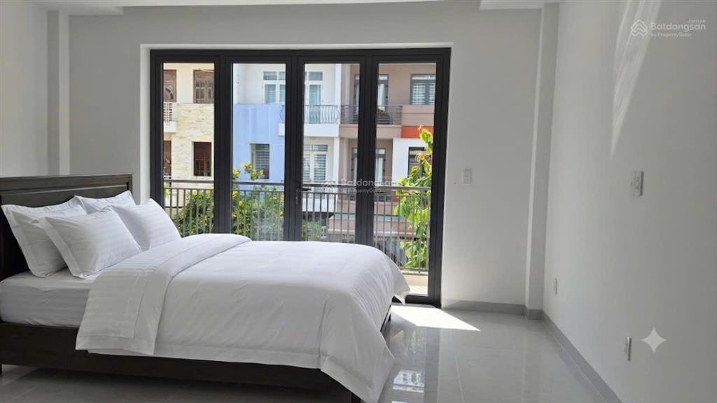 Cho thuê nhà nguyên căn 1 hầm 1 trệt 3 lầu 6pn dt đất 100m2 sát chung cư terra mia phạm hùng