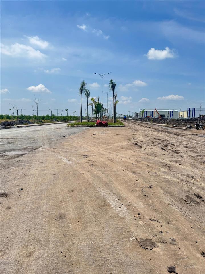 Cần tiền bán lô đất trung tâm thủ thừa, khu dân cư hiện hữu thổ cư kinh doanh ở liền ngay
