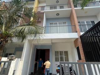 Cho thuê nhà phố sun casa tp mới ngay cổng vsip 2 1 trệt 2 lầu 3pn đầy đủ nội thất 14tr/tháng