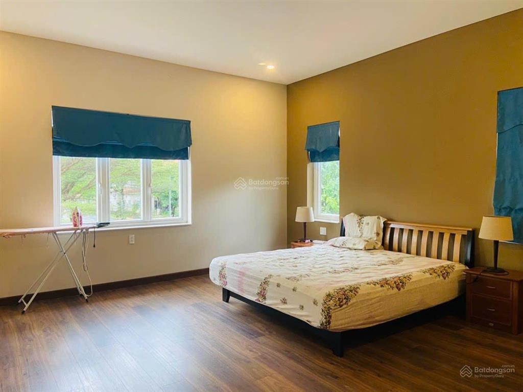 Cho thuê biệt thự làng chuyên gia oasis vsip 1 căn góc vip 3 mặt tiền vị dt 470m2 5pn 6wc