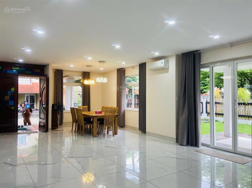 Cho thuê biệt thự làng chuyên gia oasis vsip 1 căn góc vip 3 mặt tiền vị dt 470m2 5pn 6wc
