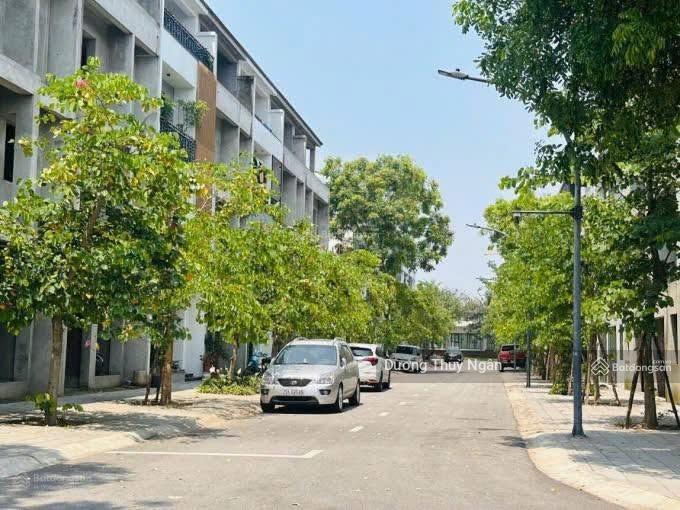 Bán nhà phố trục chính ecopark 90m đủ đồ giá tốt