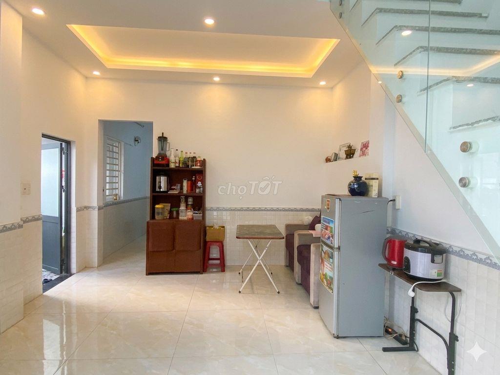 Nhà 2 tầng trục 5m5 ô tô tải vào quay đầu, song song Hoàng Thị Loan
