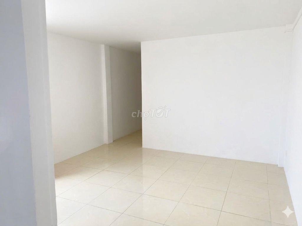 Nhà 2 tầng trục 5m5 ô tô tải vào quay đầu, song song Hoàng Thị Loan