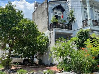 Bán gần 90m2 đất thổ cư ngang 7m  lô góc kdc hiện hữu giá nhỉnh 4 tỷ sát mặt tiền đường oto tránh