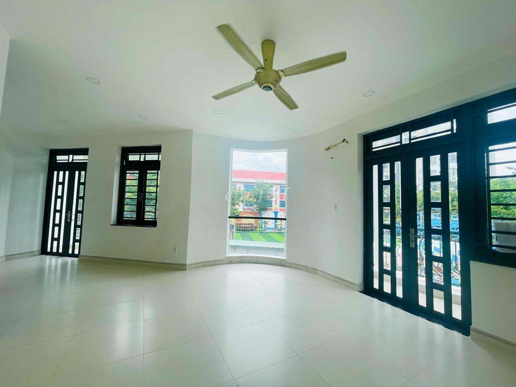 Bán Biệt Thự Phố 215m2 6PN Sân vườn hẻm 688 Lê Đức Thọ Giá 17.5Tỷ