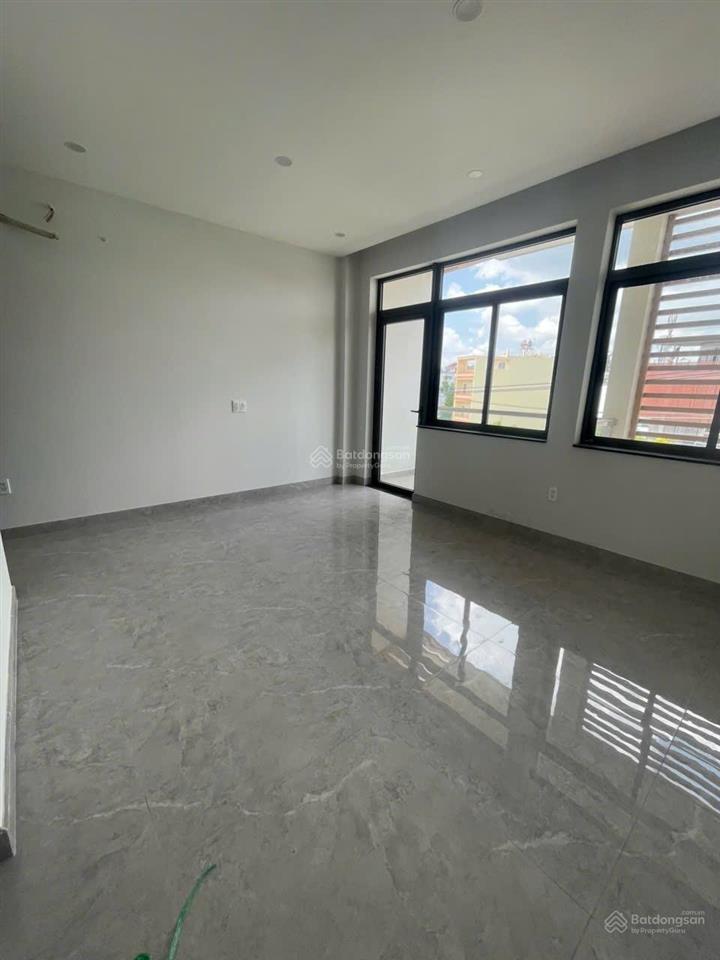 Cho thuê nhà nguyên căn mặt tiền phạm hùng, diện tích 5x20m giá 27tr/m2, nhà mới đẹp.