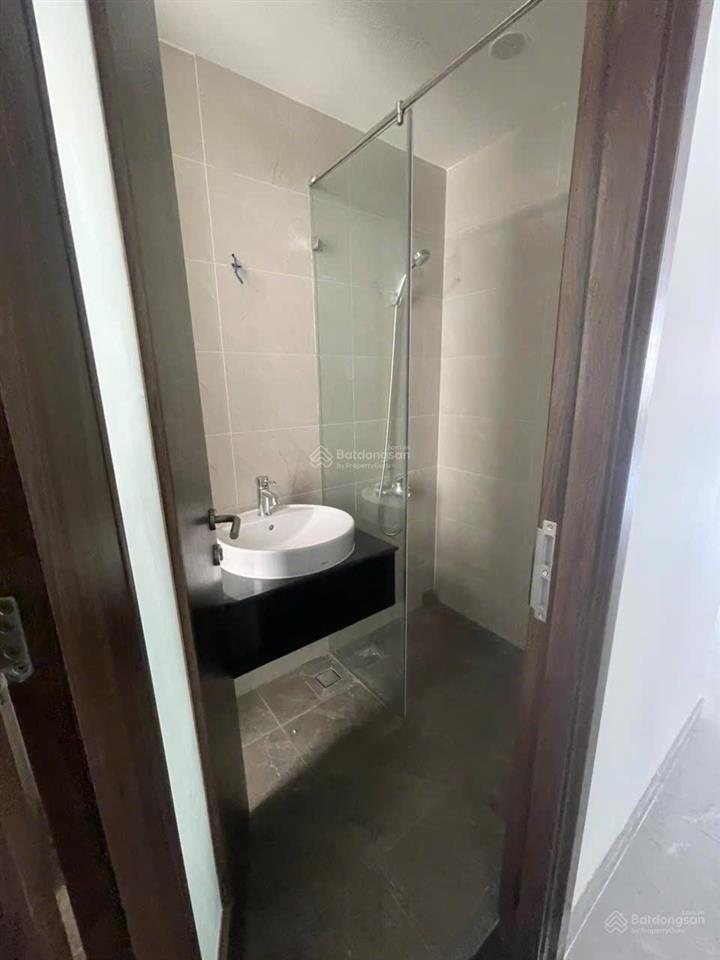 Cho thuê nhà nguyên căn mặt tiền phạm hùng, diện tích 5x20m giá 27tr/m2, nhà mới đẹp.