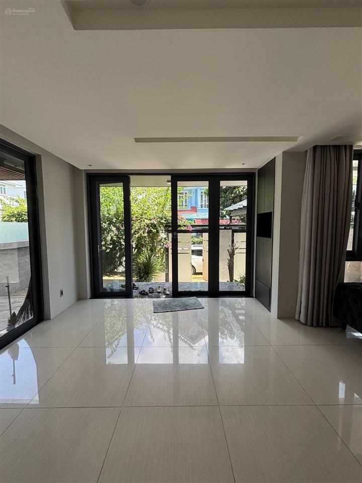 Chính chủ cần bán biệt thự 6b intresco, nội thất mới đẹp, 1 hầm 3 lầu, giá 32 tỷ,  0908 444 ***