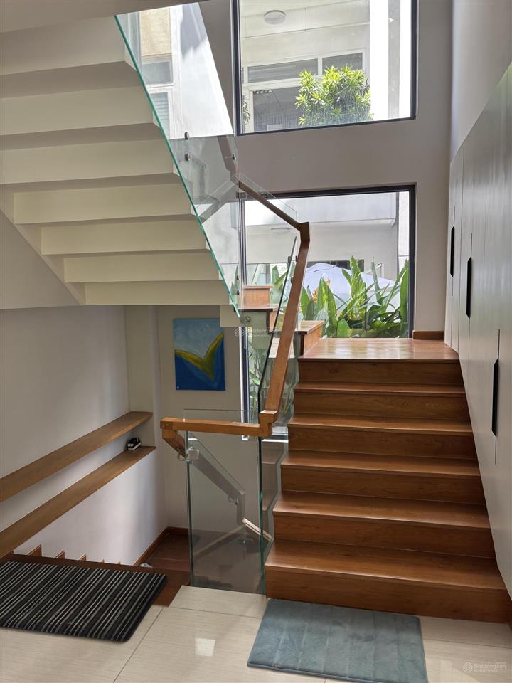 Chính chủ cần bán biệt thự 6b intresco, nội thất mới đẹp, 1 hầm 3 lầu, giá 32 tỷ,  0908 444 ***
