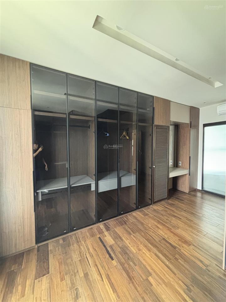 Chính chủ cần bán biệt thự 6b intresco, nội thất mới đẹp, 1 hầm 3 lầu, giá 32 tỷ,  0908 444 ***
