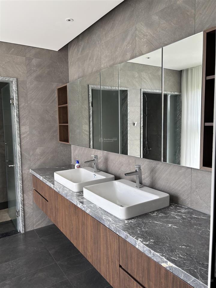 Chính chủ cần bán biệt thự 6b intresco, nội thất mới đẹp, 1 hầm 3 lầu, giá 32 tỷ,  0908 444 ***