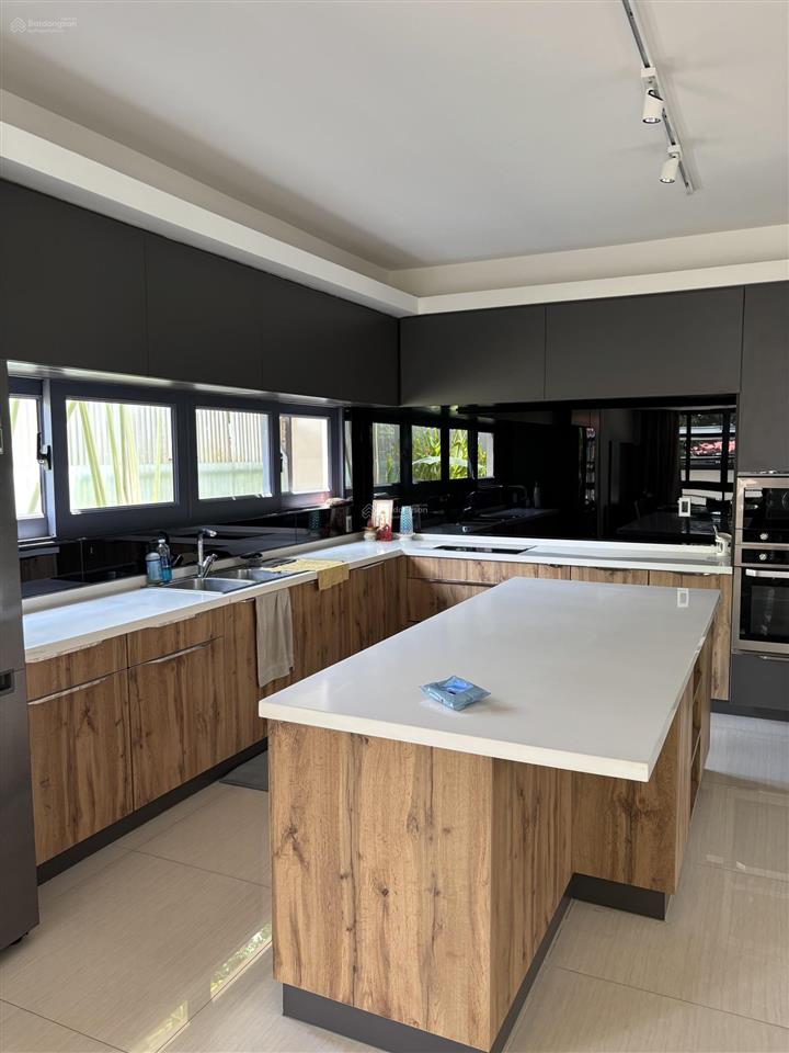 Chính chủ cần bán biệt thự 6b intresco, nội thất mới đẹp, 1 hầm 3 lầu, giá 32 tỷ,  0908 444 ***