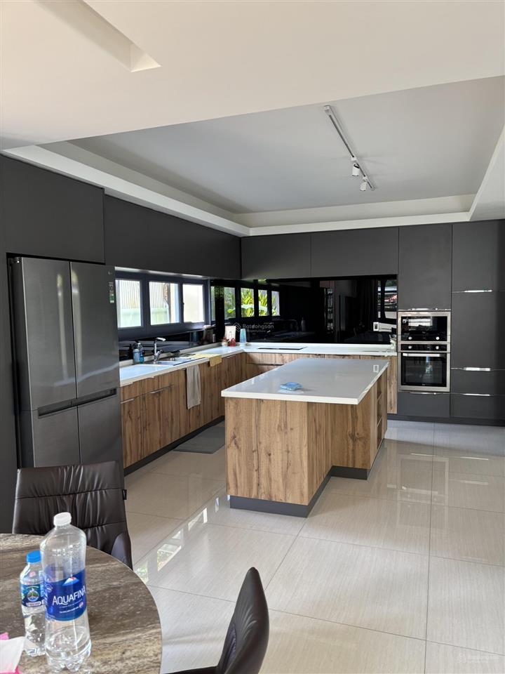 Chính chủ cần bán biệt thự 6b intresco, nội thất mới đẹp, 1 hầm 3 lầu, giá 32 tỷ,  0908 444 ***