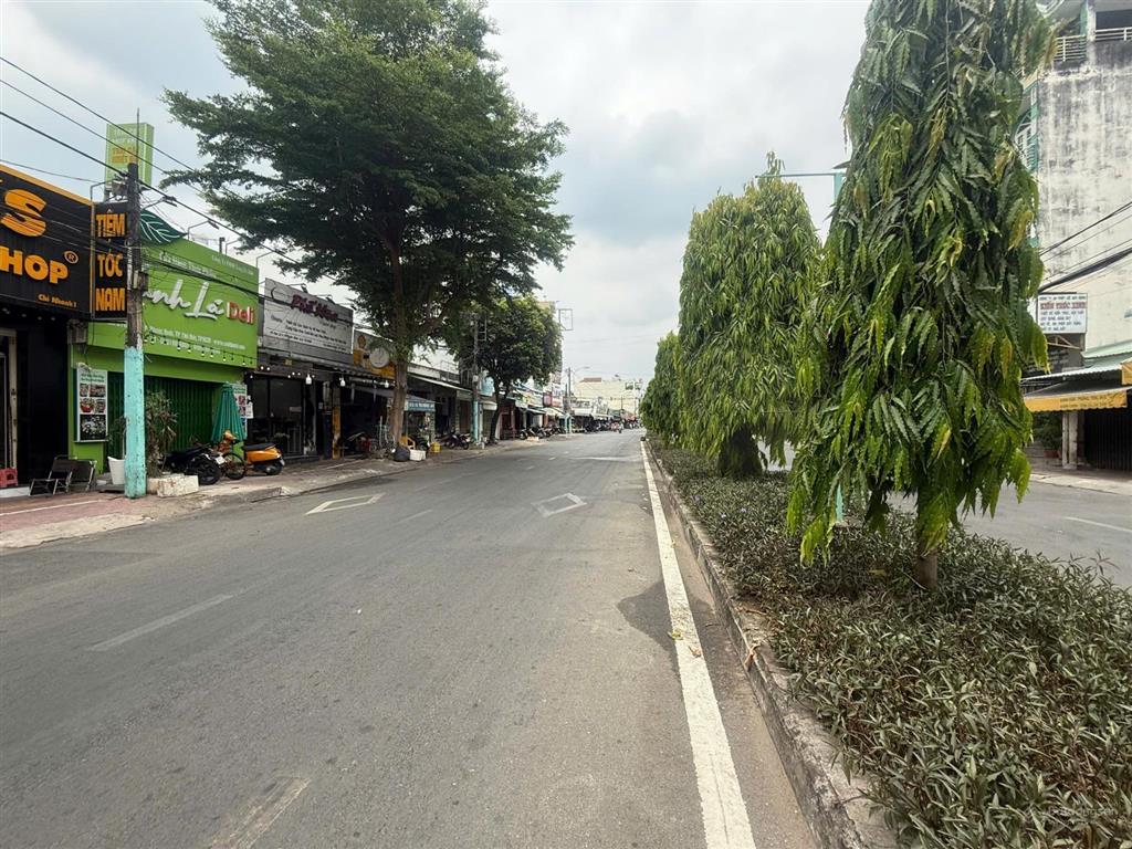 Bán nhà 1 trệt 2 lầu mặt tiền đại lộ 2 phước bình gần đỗ xuân hợp giá 17 tỷ, vị trí đẹp, sầm uất