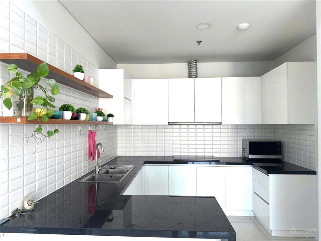 Cần bán hoặc cho thuê căn hộ 3pn + 1 kho to thảo điền pearl, đường quốc hương, thảo điền.