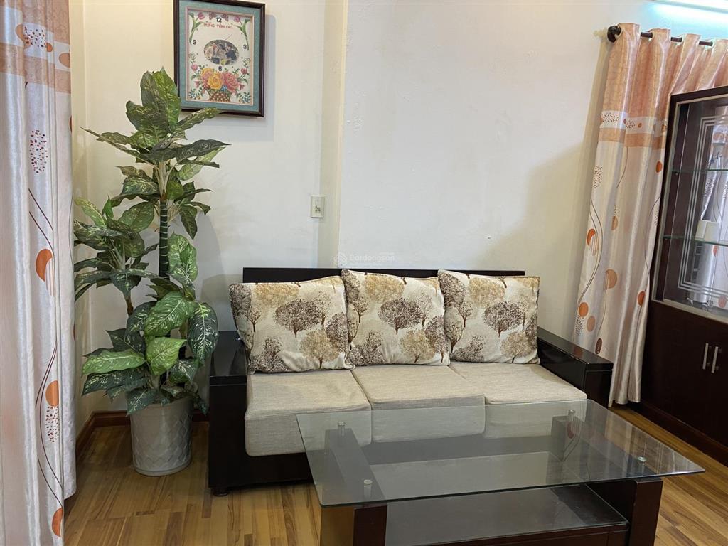 Bán căn hộ 2 phòng ngủ, nội thất cơ bản, 1wc, nhà hướng tây