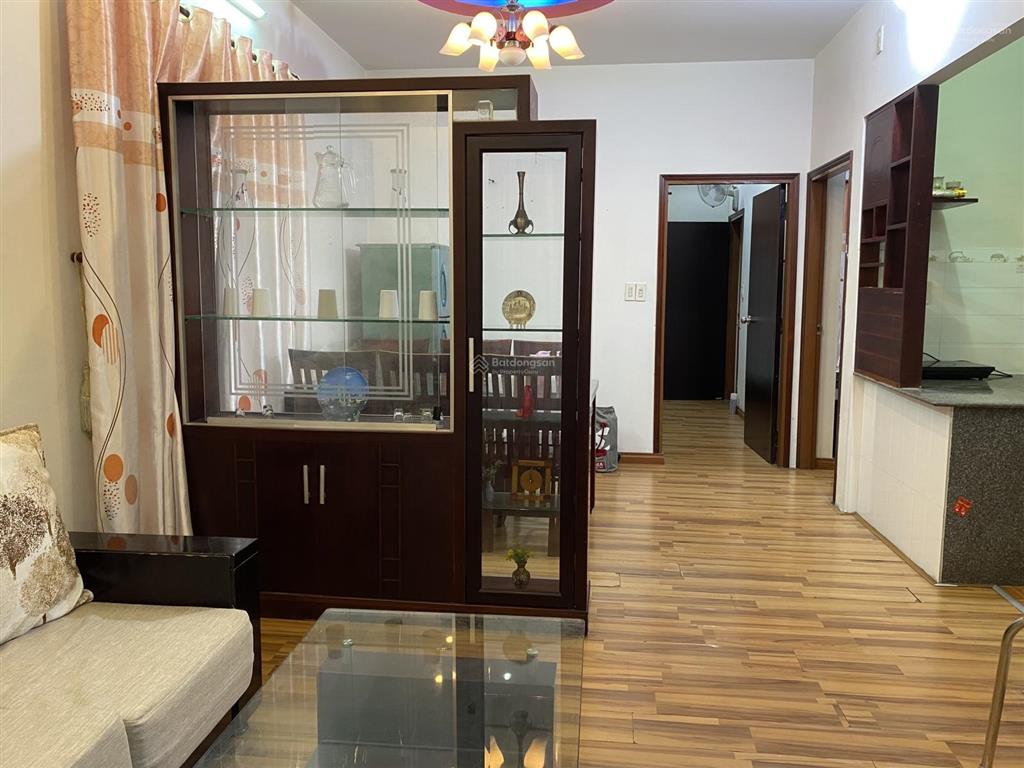 Bán căn hộ 2 phòng ngủ, nội thất cơ bản, 1wc, nhà hướng tây