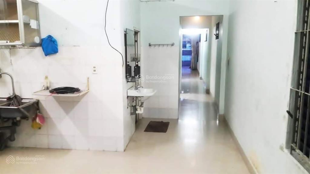 Bán nhà riêng 3 phòng ngủ, nhà trống, gần chợ, ngay trung tâm thành phố nha trang