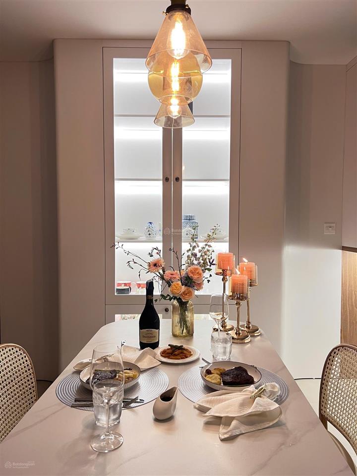 Bán căn hộ tầng cao tòa nhà kosmo tây hồ, 2 ngủ, 87m2, căn vip