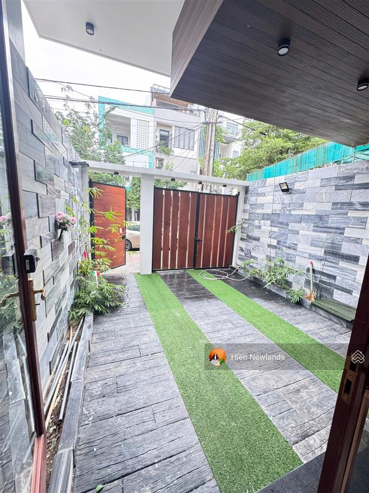Bán nhà 3 tầng siêu đẹp mặt tiền đường sát nguyễn phước lan khu đảo vip 2 hoà xuân giá chỉ 10,5 tỷ