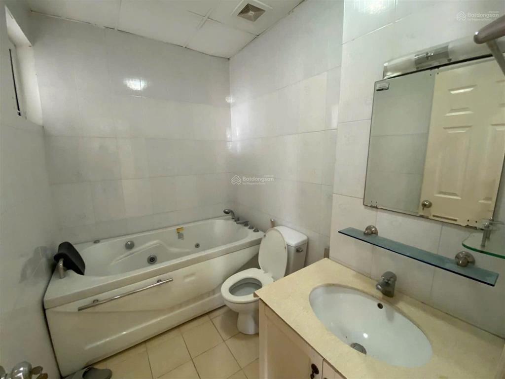 Cho thuê chung cư 25 lạc trung, tầng cao, 124m2, 3 pn, 2 wc, giá 17 triệu/tháng