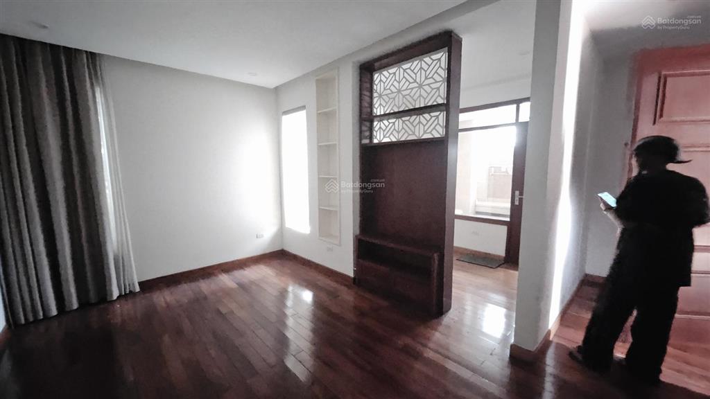 Cho thuê nhà riêng biệt thự 151m2 5 tầng giá 70tr/th tại mặt phố nguyễn cao luyện,  0941 861 ***