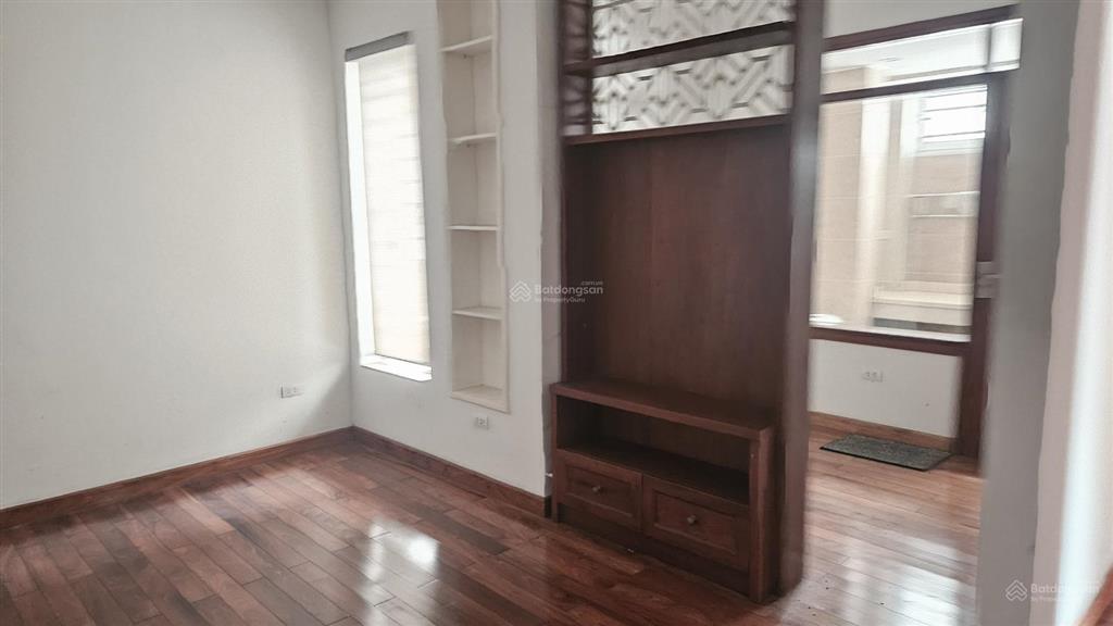 Cho thuê nhà riêng biệt thự 151m2 5 tầng giá 70tr/th tại mặt phố nguyễn cao luyện,  0941 861 ***