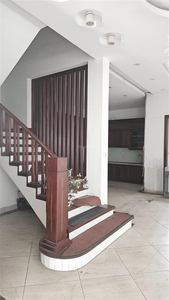 Cho thuê nhà riêng biệt thự 151m2 5 tầng giá 70tr/th tại mặt phố nguyễn cao luyện,  0941 861 ***