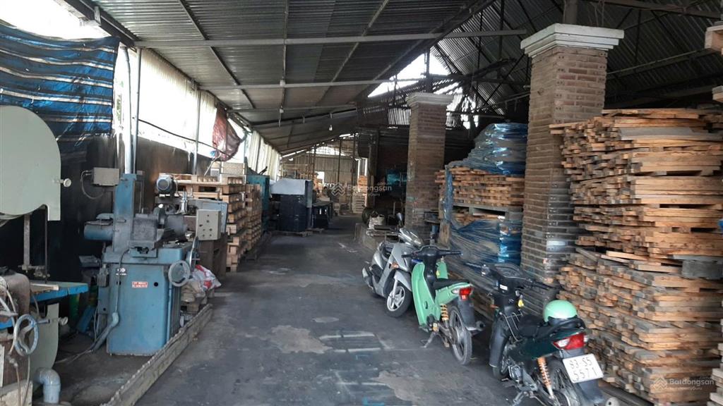 Dt 1905m2, ngang 20m 18 triệu/m2 đang cho thuê 50 triệu/tháng đang là xưởng sản xuất đồ gỗ