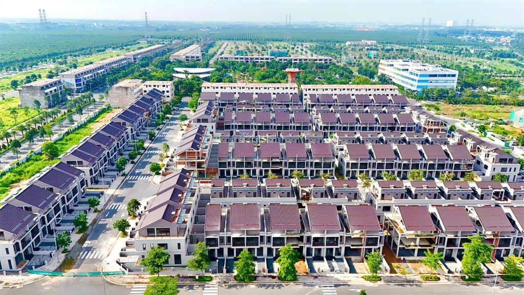 Nhà phố liền kề 1 trệt 2 lầu 1 tum đã nhận bàn giao nhà hướng đông tt hết 95%