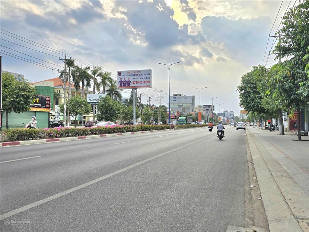 Mặt tiền đại lộ bình dương gần vietcombank và techcombank, 6x25 thổ cư 100% giá bán cực tốt
