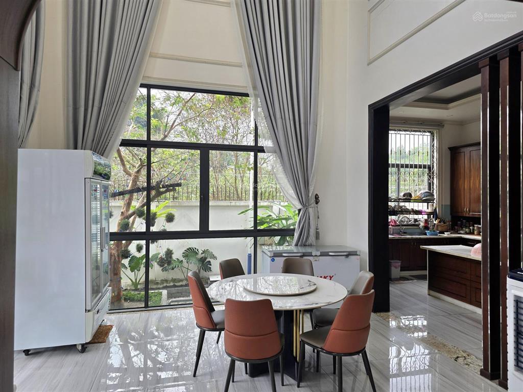 Biệt thự sân vườn có hồ bơi trung tâm thủ dầu một, 1375m2, có 6 phòng ngủ sân đậu 6 ôtô giá cựctốt