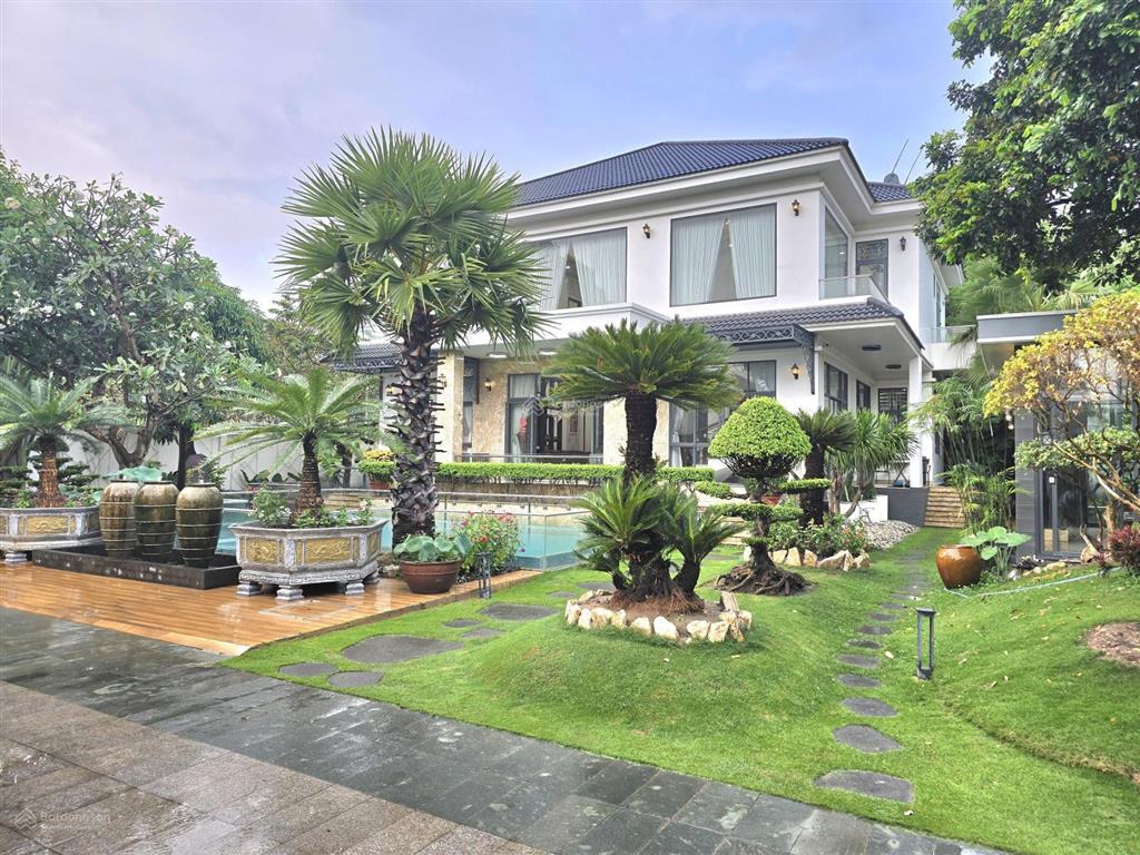 Biệt thự sân vườn có hồ bơi trung tâm thủ dầu một, 1375m2, có 6 phòng ngủ sân đậu 6 ôtô giá cựctốt