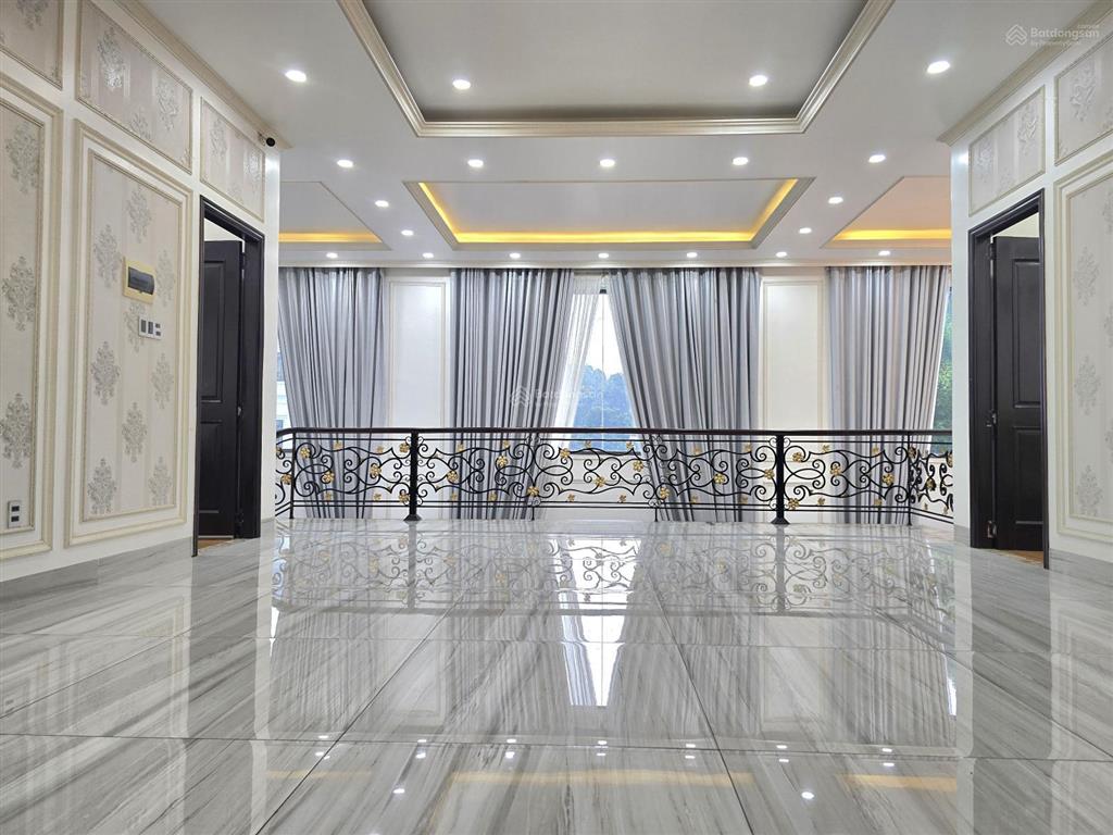 Biệt thự sân vườn có hồ bơi trung tâm thủ dầu một, 1375m2, có 6 phòng ngủ sân đậu 6 ôtô giá cựctốt