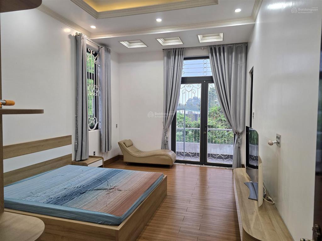 Biệt thự sân vườn có hồ bơi trung tâm thủ dầu một, 1375m2, có 6 phòng ngủ sân đậu 6 ôtô giá cựctốt